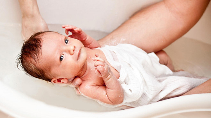 Tắm cho trẻ sơ sinh